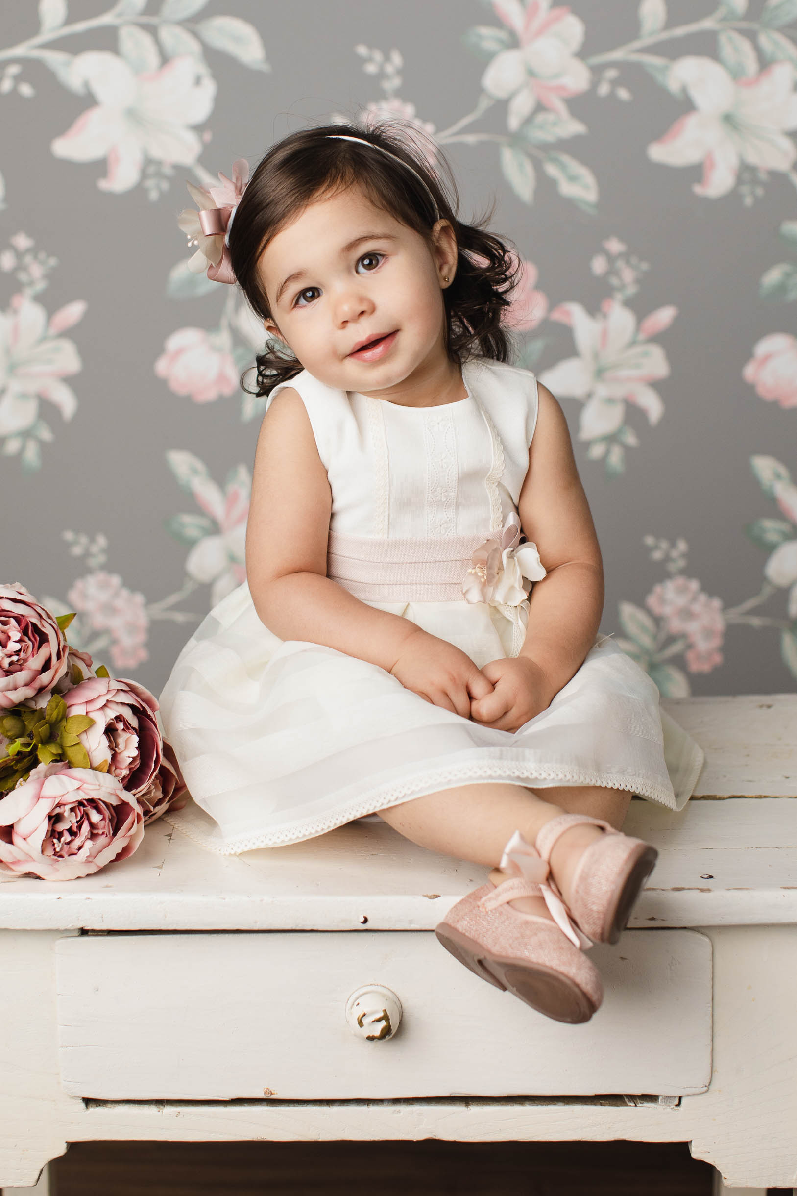 Fotografía de de una niña en un estudio